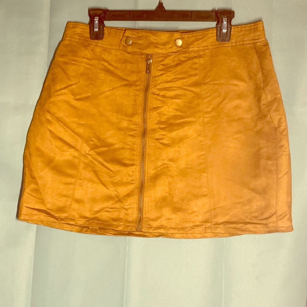 3/15🔥Rue21 Suede zip up skirt